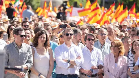 Feijóo, con el resto de dirigentes populares en la manifestación | Foto del PP/Diego Puerta