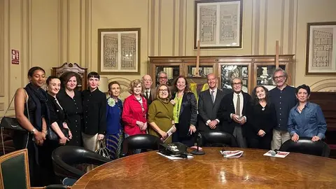 Asistentes al acto junto a Isamay Benavente