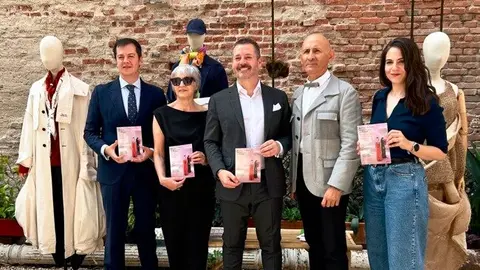El consejero De Paco Serrano ha presentado la guía Rutas por la moda de autor  española en Madrid - Foto Comunidad de Madrid