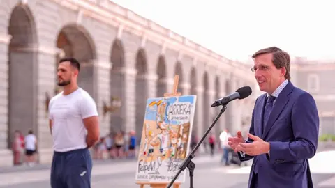 Almeida, en la presentación de la “histórica carrera” popular por el X Aniversario de la proclamación de Felipe VI - Foto Ayuntamiento de Madrid