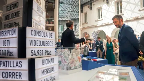 El consejero García Martín,  inaugurando la muestra que coincide con el 75º aniversario de la Declaración Schuman - Foto Comunidad de Madrid