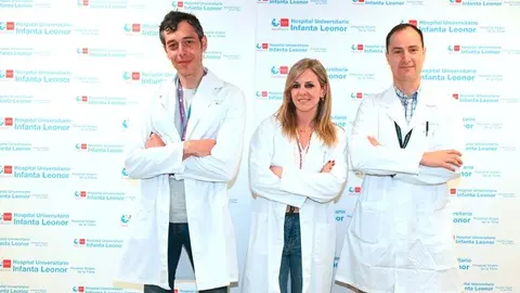 Los doctores Javier Ripollés Melchor, Alicia Ruiz Escobar y Alfredo Abad Gurumeta (Servicio de Anestesiología del HUIL) - Foto Hospital público Infanta Leonor