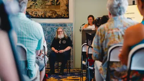 La concejala delegada de Turismo, Almudena Maíllo, y el músico y compositor Gustavo Santaolalla, en la presentación de la ruta 'Imágenes sonoras de Madrid' - Foto Raquel Sáez