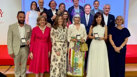 La concejala de Turismo, Almudena Maíllo en una foto de familia con todos los galardonados en los Premios Maestros Artesanos del Círculo Fortuny