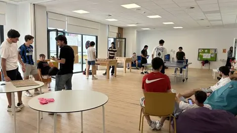 De izquierda a derecha (imágenes de archivo): jóvenes en espacio de ocio en centro juvenil y Centro Juvenil Ouka Leele