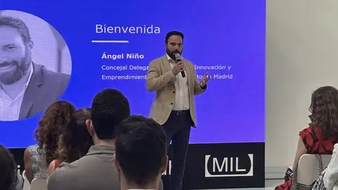 El concejal delegado de Innovación y Emprendimiento, Ángel Niño, durante el anuncio de las ocho startups seleccionadas en el programa DesafIA Madrid