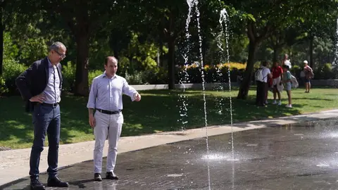 El delegado de Urbanismo, Medio Ambiente y Movilidad, Borja Carabante, durante su visita a la puesta en marcha de la ‘palaya’ urbana de Madrid Río