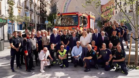 Acto de homenaje al Cuerpo de Bomberos del Ayuntamiento y colocación de un conjunto escultórico en la plaza del Carmen - Foto Ayuntamiento de Madrid