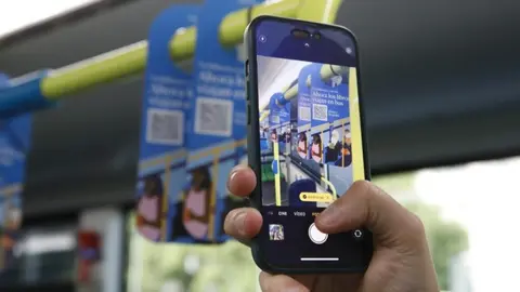 Presentación de ‘Tu biblioteca a un clic’ en los autobuses de EMT Madrid - Foto Ayuntamiento de Madrid