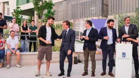 Entrega de las llaves de una nueva promoción de viviendas públicas de alquiler asequible - Foto Ayuntamiento de Madrid