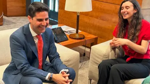 El consejero Viciana ha recibido a Mariana Sánchez Alonso Sañudo, estudiante del instituto público de Educación Secundaria Carlos Bousoño de Majadahonda - Foto Comunidad de Madrid