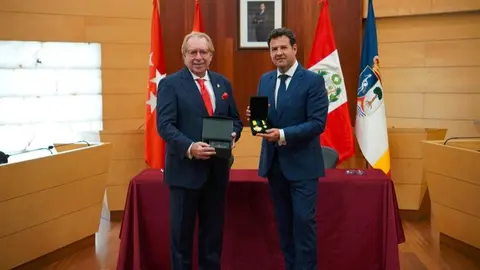 José de la Uz, durante la firma del protocolo de hermanamiento - Foto Ayuntamiento Las Rozas