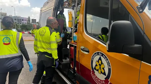 SAMUR atendiendo a joven herido por arma blanca en la Cañada Real - Emergencias Madrid