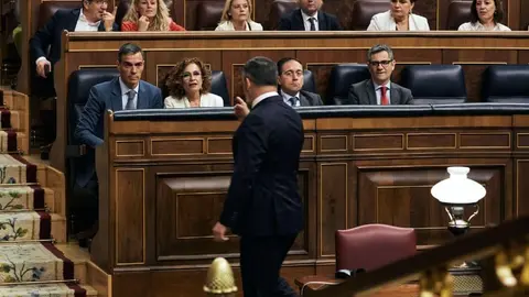Abascal señala a Sánchez al abandonar el hemiciclo | Foto de Vox