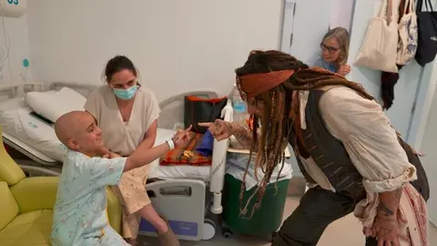 Johnny Depp, durante su visita al Hospital Infantil Niño Jesús - Foto Comunidad de Madrid