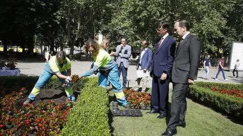 Carabante y Martínez Páramo visitando los trabajos de la campaña de plantación de flor de temporada en la plaza de Murillo