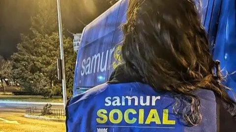 Imagen de archivo de una trabajadora del SAMUR Social durante una jornada laboral