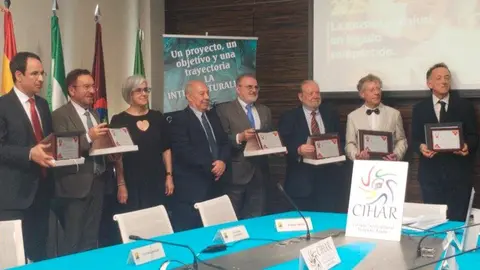 Los premiados con sus Medallas de Oro 2024, 
junto a Abdo Tounsi y Naima Benaicha Ziani, 
presidente y vicepresidenta de CIHAR - Foto José Belló Aliaga