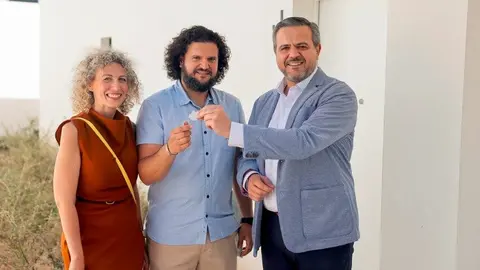 El consejero Rodrigo, durante la entrega de viviendas en Getafe - Foto Comunidad de Madrid