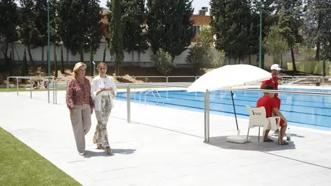García Romero y Cea durante la visita a las instalaciones de la piscina reformada integralmente en el CDM Moscardó