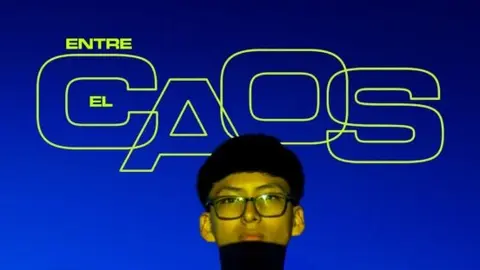 Cartel ‘Entre el caos y el ojalá’