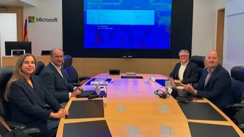 El consejero López-Valverde, durante visita a la sede de la tecnológica - Foto Comunidad de Madrid