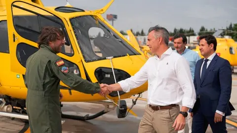 El consejero Novillo, en la helisuperficie recién renovada  del Parque de Bomberos de Las Rozas - Foto Comunidad de Madrid