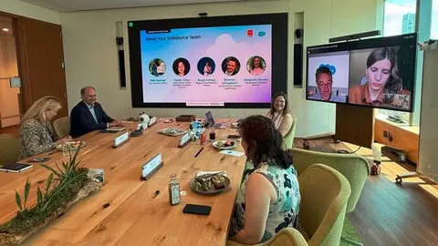 El consejero López-Valverde, durante su visita a Salesforce Innovation Center - Foto Comunidad de Madrid