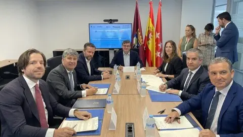 González, durante la firma celebrada este viernes