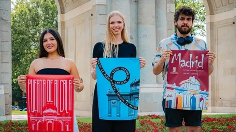 Los autores de los tres proyectos ganadores, Paulina Abelló Jiménez, Carla Kaubish Granados y David Valeiro Sanjurjo, posando a los pies del monumento