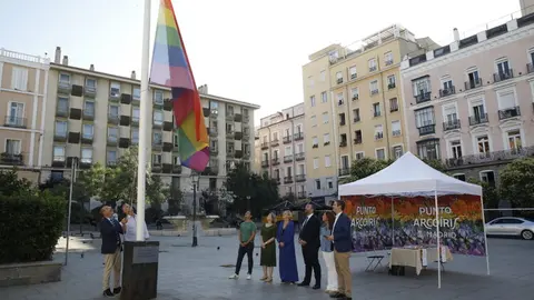 El delegado de Políticas Sociales, Familia e Igualdad, José Fernández, visitando el Punto Arco Iris de la plaza de Pedro Zerolo