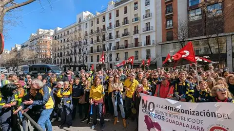 Trabajadores de Correos manifestándose - CGT