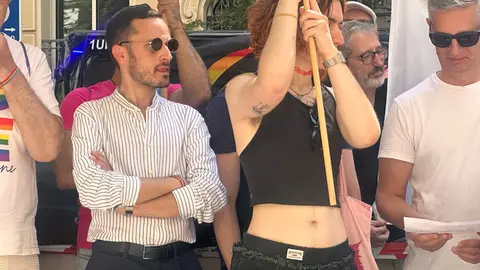 Antonio Giraldo  durante la manifestación en la embajada húngara