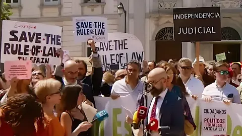 Imagen de la protesta de jueces y fiscales este sábado ante el Supremo | Foto de Servimedia