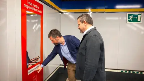 Los consejeros García Martín y Rodrigo, en el vestíbulo de  la estación de Moncloa - Foto Comunidad de Madrid