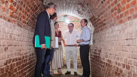 Almeida, Carabante y Levy durante la visita al refugio antiaéreo del parque del Retiro - Foto Ayuntamiento de Madrid