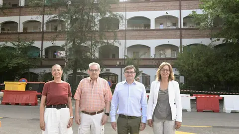 El delegado de Políticas de Vivienda, Álvaro González, acompañado de la concejala de Chamartín, Yolanda Estrada, durante su visita al edificio del paseo de la Castellana, 300 en cuya cubierta se ha realizado una intervención integral gracias al Plan Rehabilita
