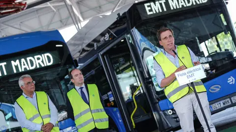 Almeida, Carabante e Izquierdo durante la visita al Centro de Operaciones de EMT Madrid en el distrito de Carabanchel