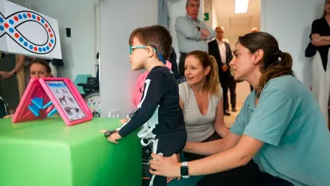 La consejera Dávila, en la nueva sede de la Asociación Napsis en el barrio de Las Tablas - Foto Comunidad de Madrid