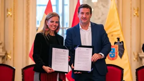 Firma del convenio entre la concejala delegada de Turismo, Almudena Maíllo, y el teniente de alcalde de la Municipalidad de Lima, Renzo Reggiardo