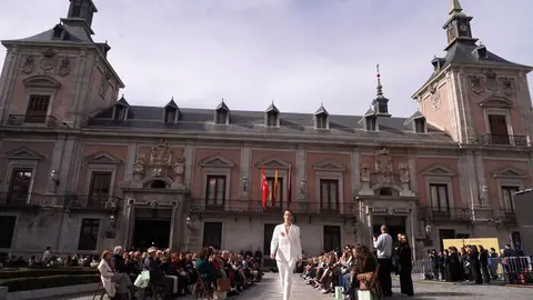 Imagen del desfile inaugural de la Semana de la Moda, celebrado en la plaza de la Villa el pasado mes de febrero