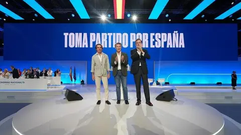 Feijóo, con Aznar y Rajoy en el cónclave popular | Foto de PP/David Mudarra