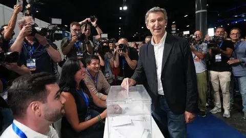 Alberto Núñez Feijóo vota en su reeleción como presidente del PP | Foto de PP/Diego Puerta