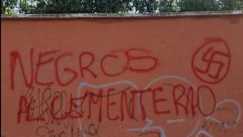 Pintada en el Centro de Acogida de Emergencia y Derivación / Francisco Martín (X)