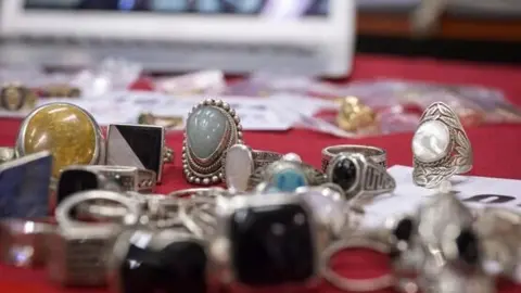 Imagen de archivo. Joyas perdidas