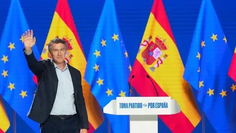 Alberto Núñez Feijóo saluda a los compromisarios del PP en la clausura del 21 Congreso Nacional del partido | Foto de PP/David Mudarra