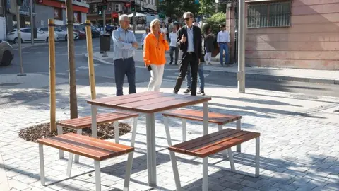 Visita a la remodelación de varios espacios de la calle Manuel Noya, en Usera - Foto Ayuntamiento de Madrid