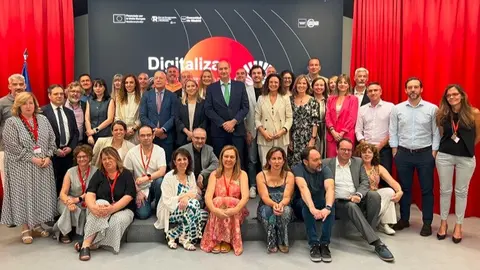 El consejero López-Valverde ha entregado hoy el premio al ganador de la  primera convocatoria del reto Digitaliza Challenge - Foto Comunidad de Madrid