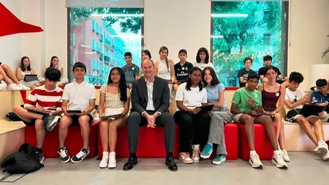 El consejero López-Valverde, durante su visita a un campamento escolar - Foto Comunidad de Madrid