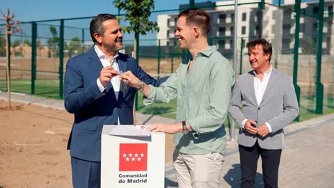 El consejero Rodrigo, en la entrega de las nuevas viviendas en Tres Cantos - Foto Comunidad de Madrid
